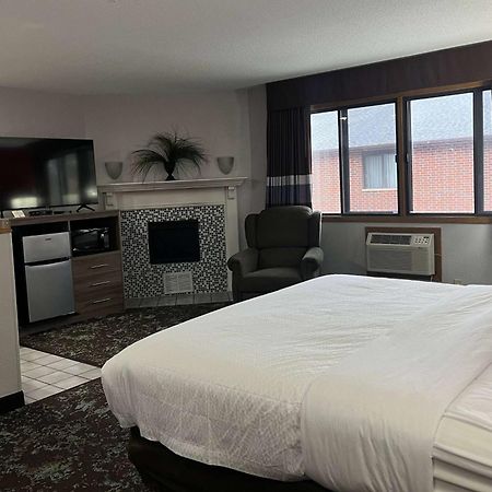 Ramada By Wyndham Cedar Rapids South Hotel Bagian luar foto