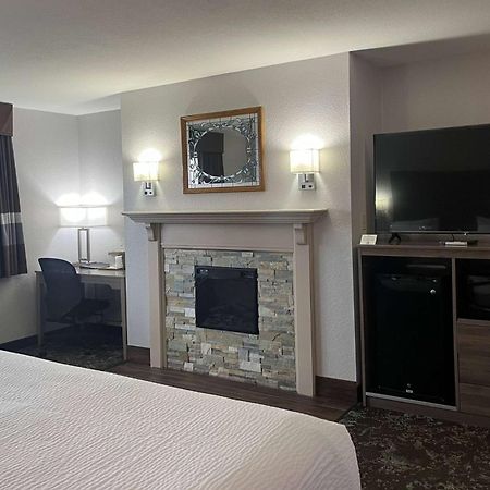 Ramada By Wyndham Cedar Rapids South Hotel Bagian luar foto
