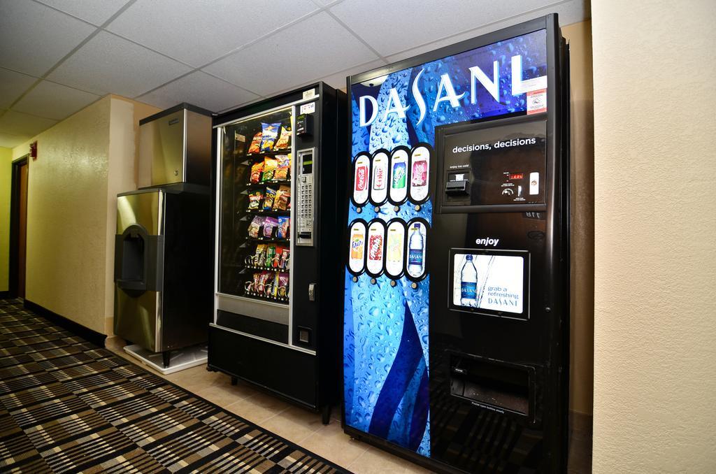 Ramada By Wyndham Cedar Rapids South Hotel Bagian luar foto