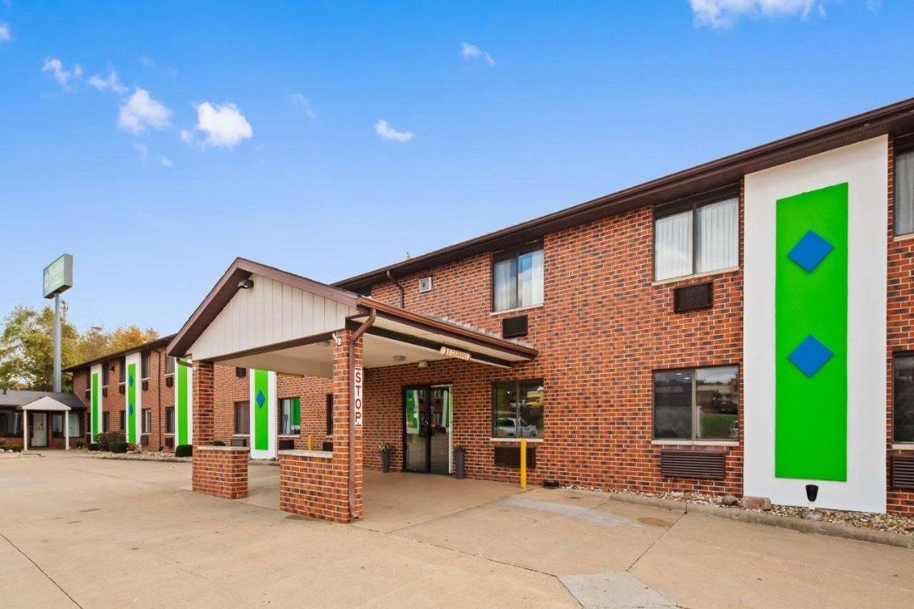 Ramada By Wyndham Cedar Rapids South Hotel Bagian luar foto