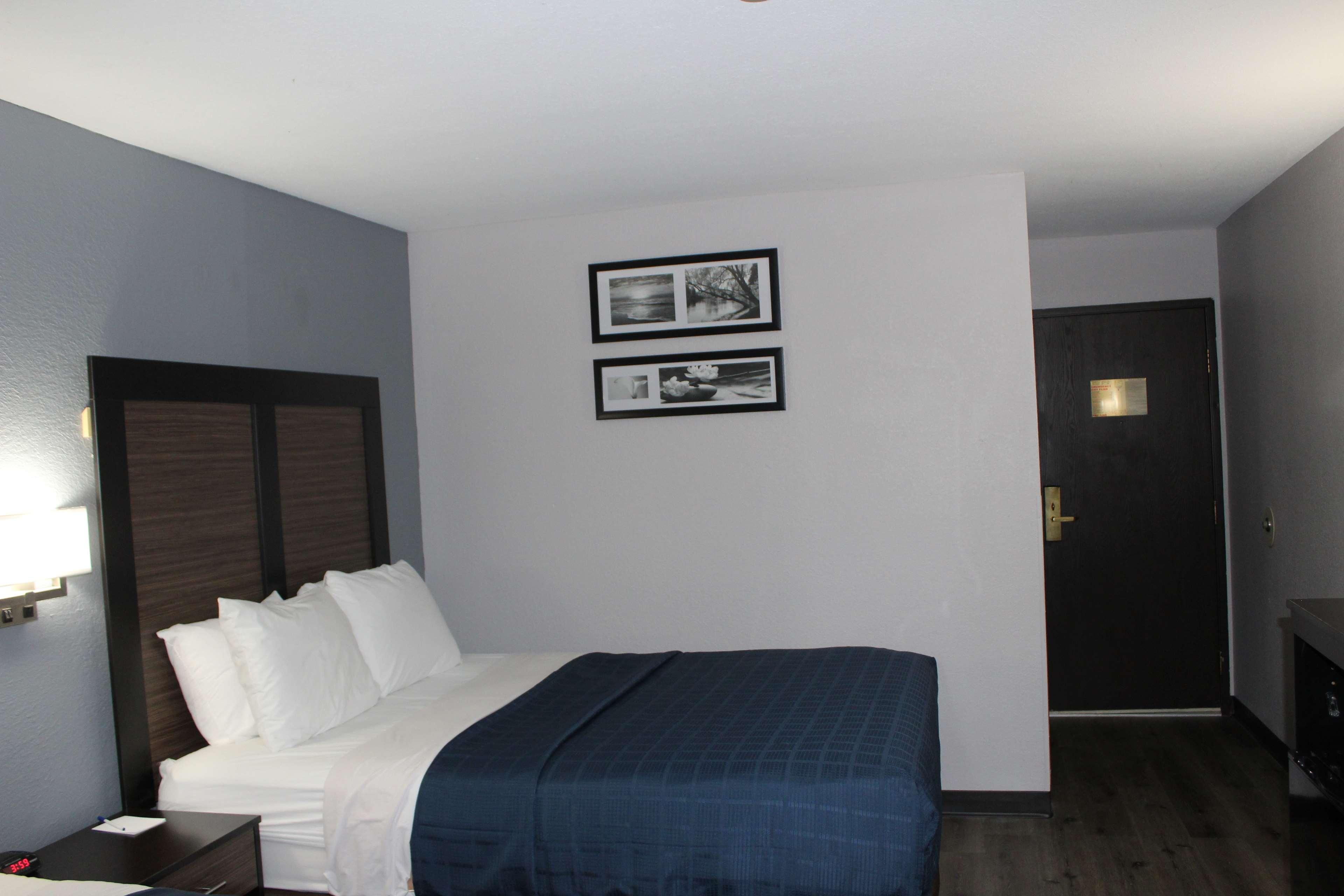 Ramada By Wyndham Cedar Rapids South Hotel Bagian luar foto