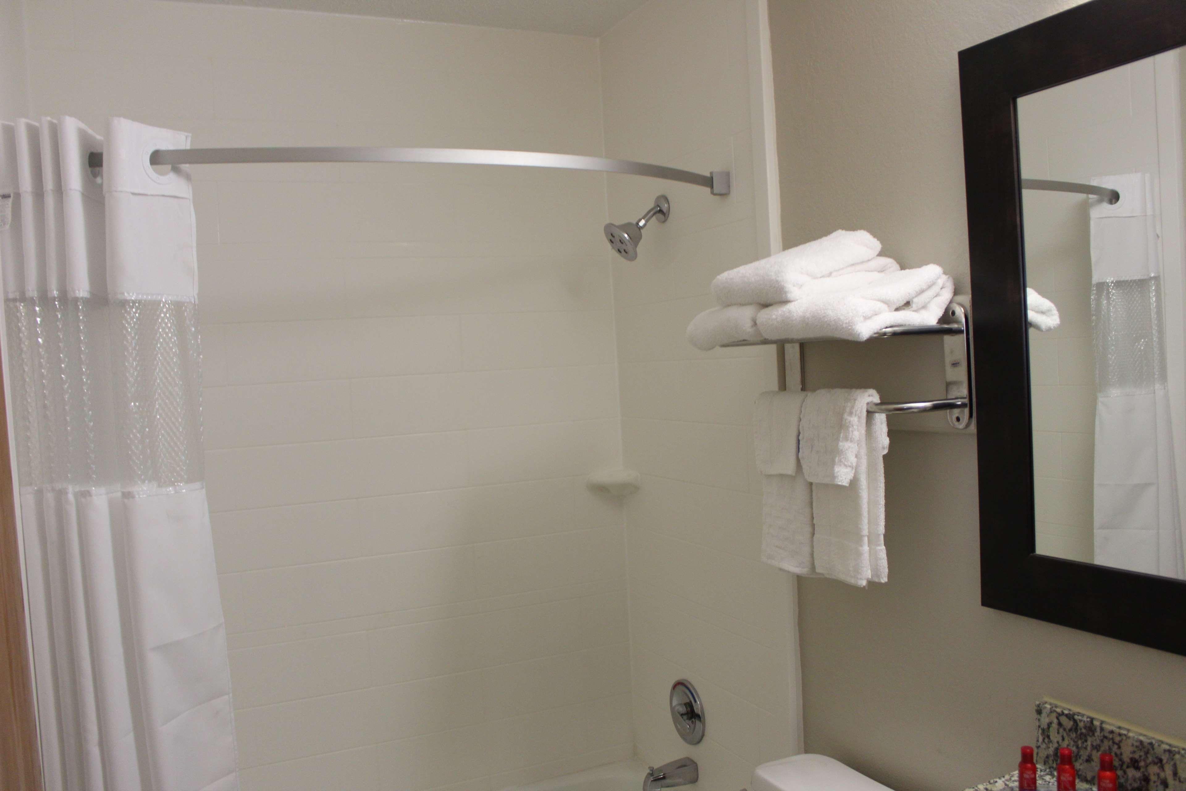 Ramada By Wyndham Cedar Rapids South Hotel Bagian luar foto
