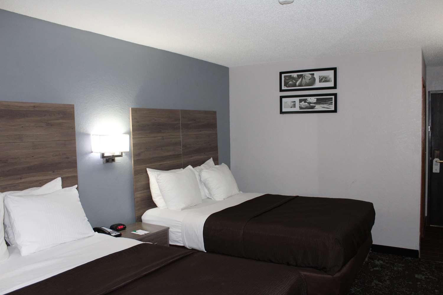 Ramada By Wyndham Cedar Rapids South Hotel Bagian luar foto