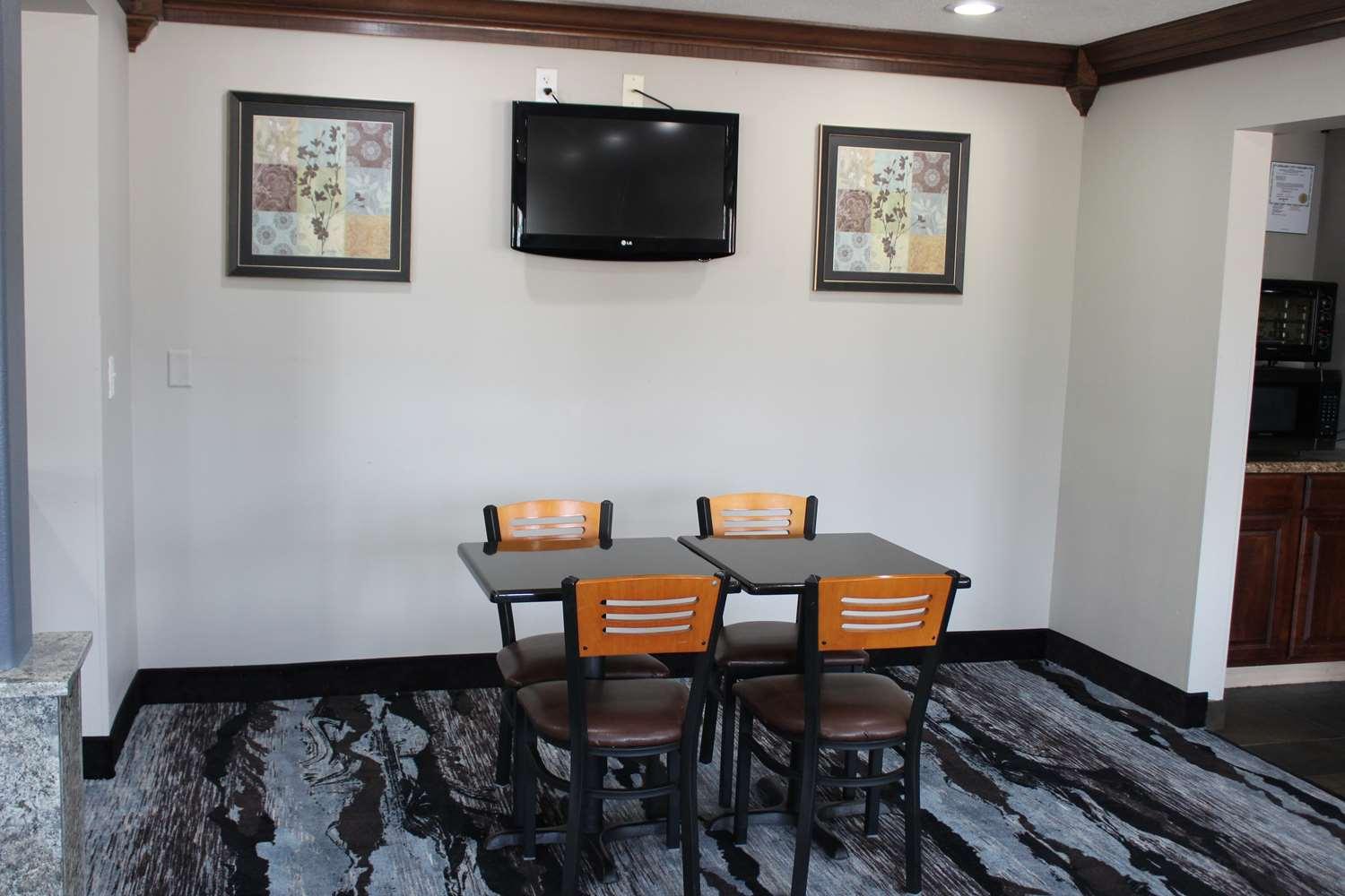Ramada By Wyndham Cedar Rapids South Hotel Bagian luar foto