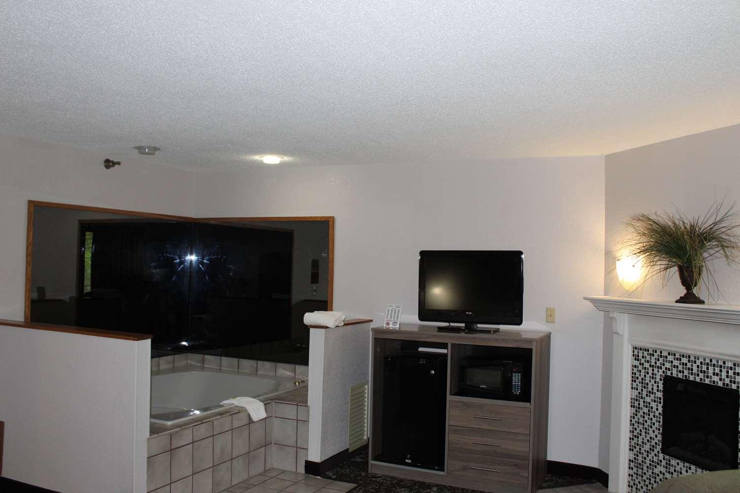 Ramada By Wyndham Cedar Rapids South Hotel Bagian luar foto