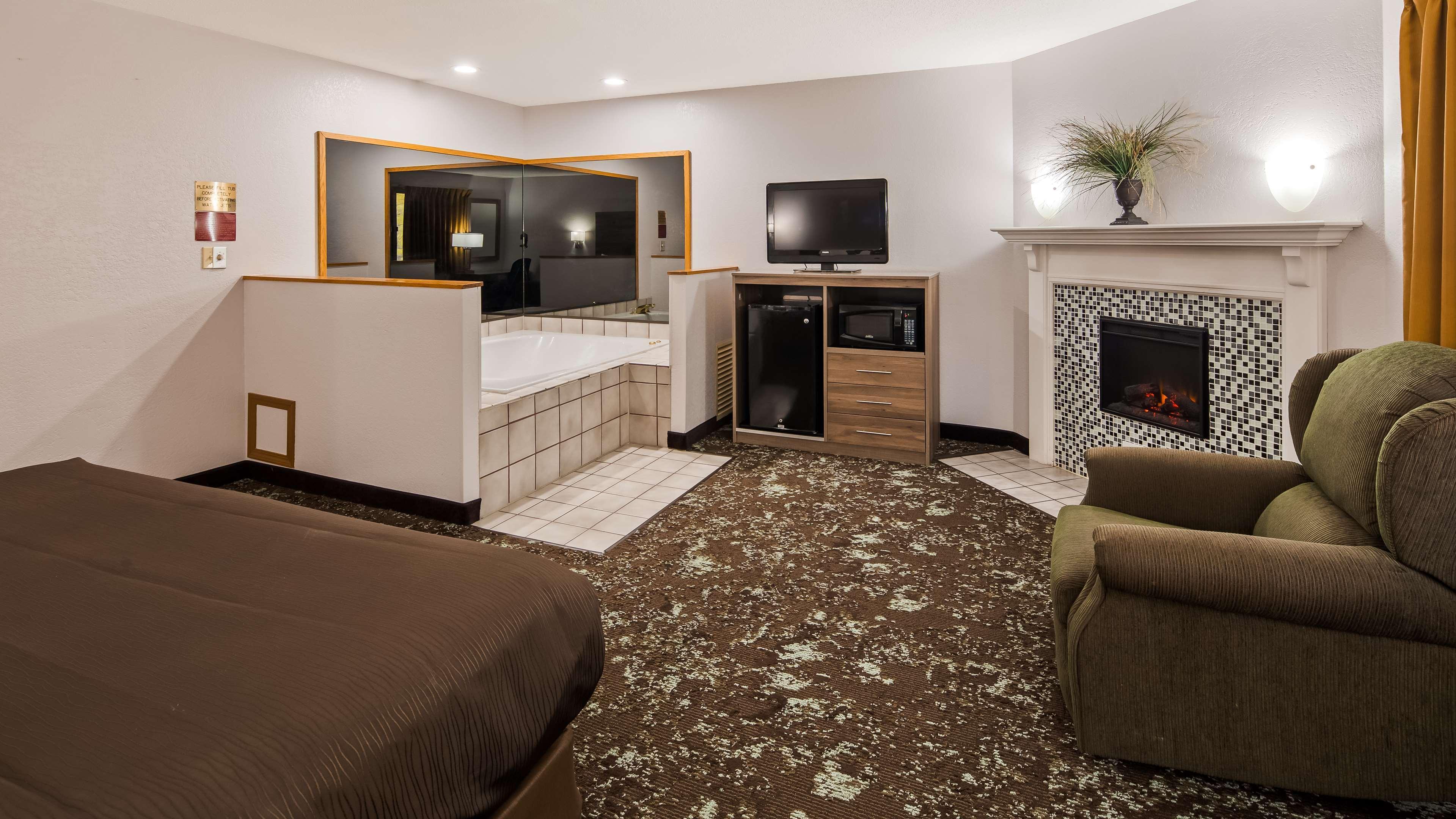Ramada By Wyndham Cedar Rapids South Hotel Bagian luar foto