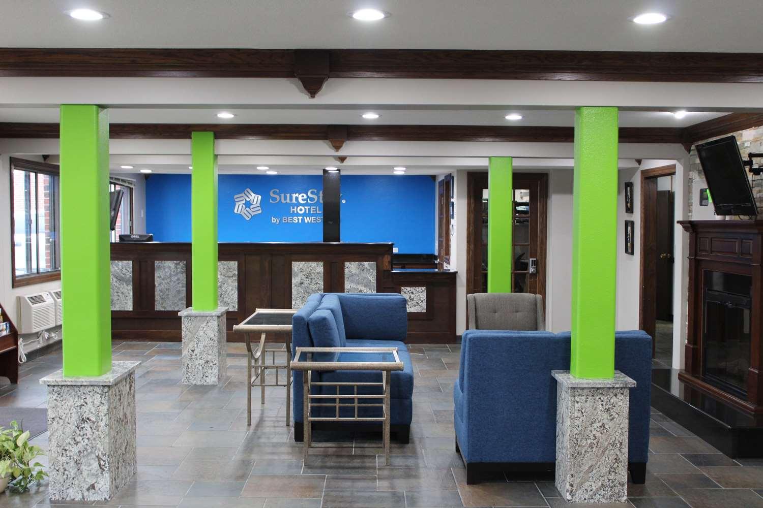 Ramada By Wyndham Cedar Rapids South Hotel Bagian luar foto