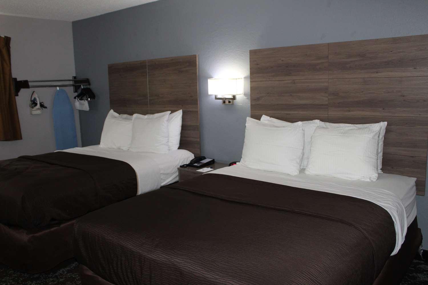 Ramada By Wyndham Cedar Rapids South Hotel Bagian luar foto