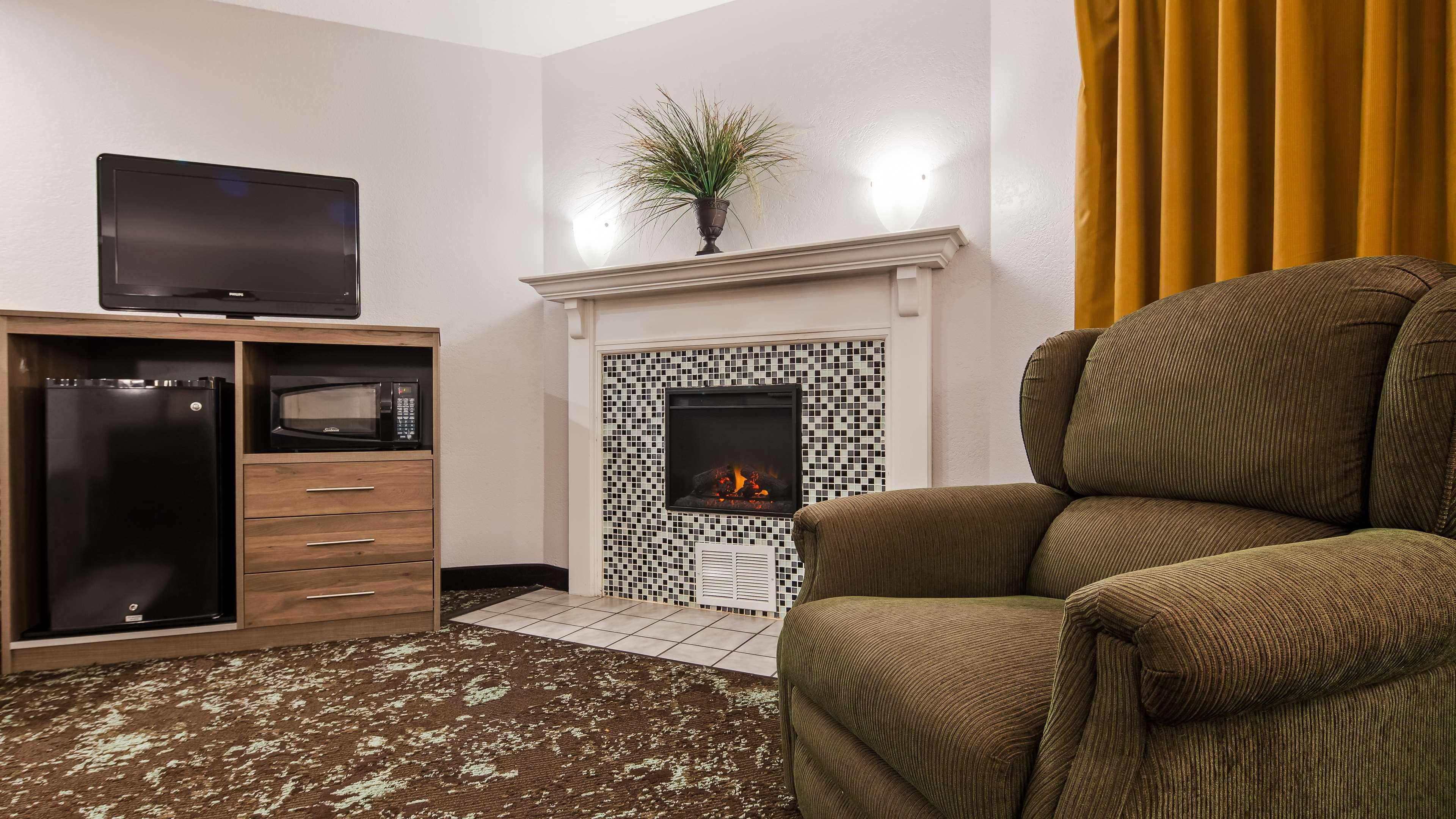 Ramada By Wyndham Cedar Rapids South Hotel Bagian luar foto