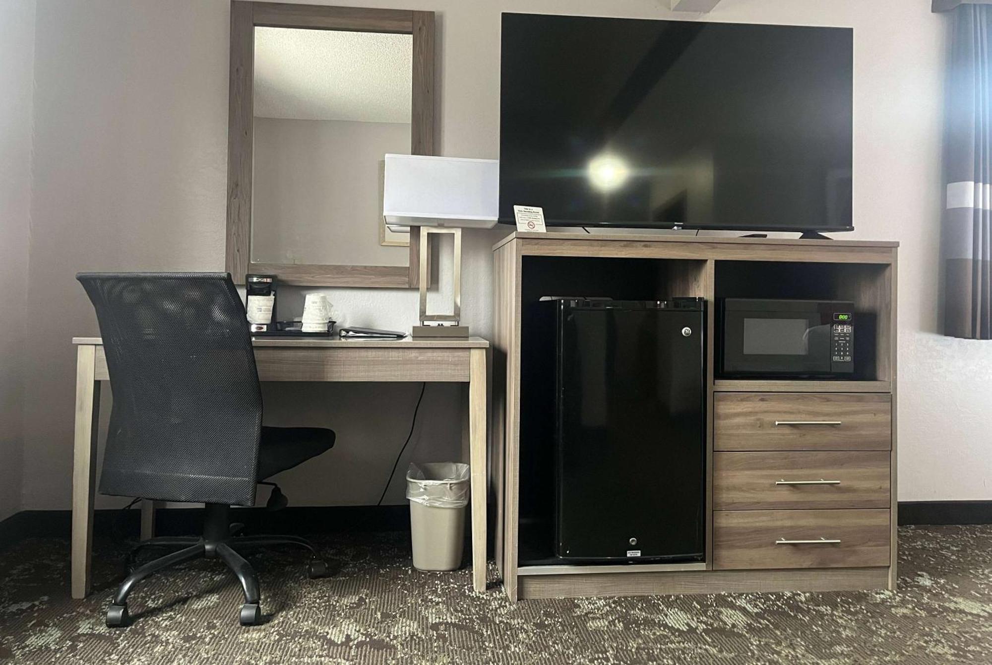 Ramada By Wyndham Cedar Rapids South Hotel Bagian luar foto