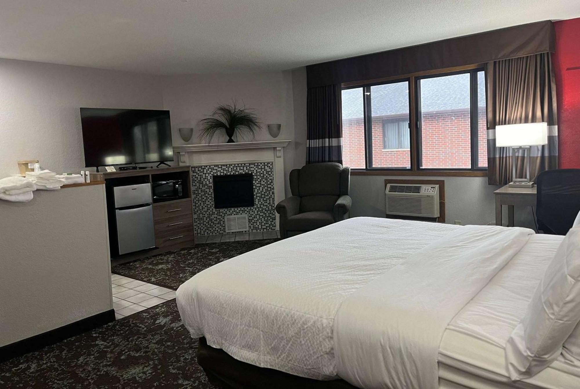 Ramada By Wyndham Cedar Rapids South Hotel Bagian luar foto