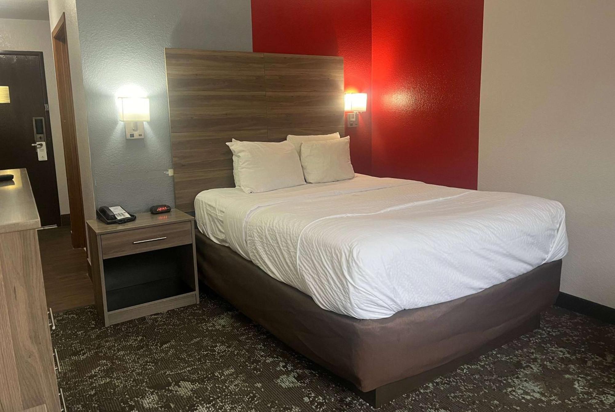 Ramada By Wyndham Cedar Rapids South Hotel Bagian luar foto