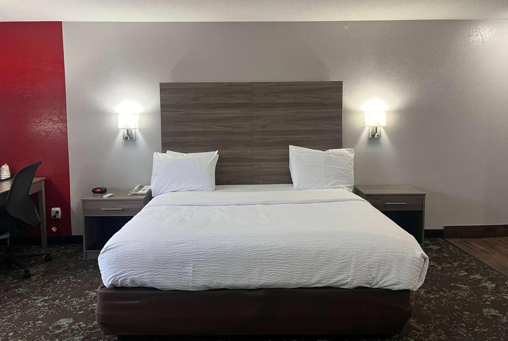 Ramada By Wyndham Cedar Rapids South Hotel Bagian luar foto