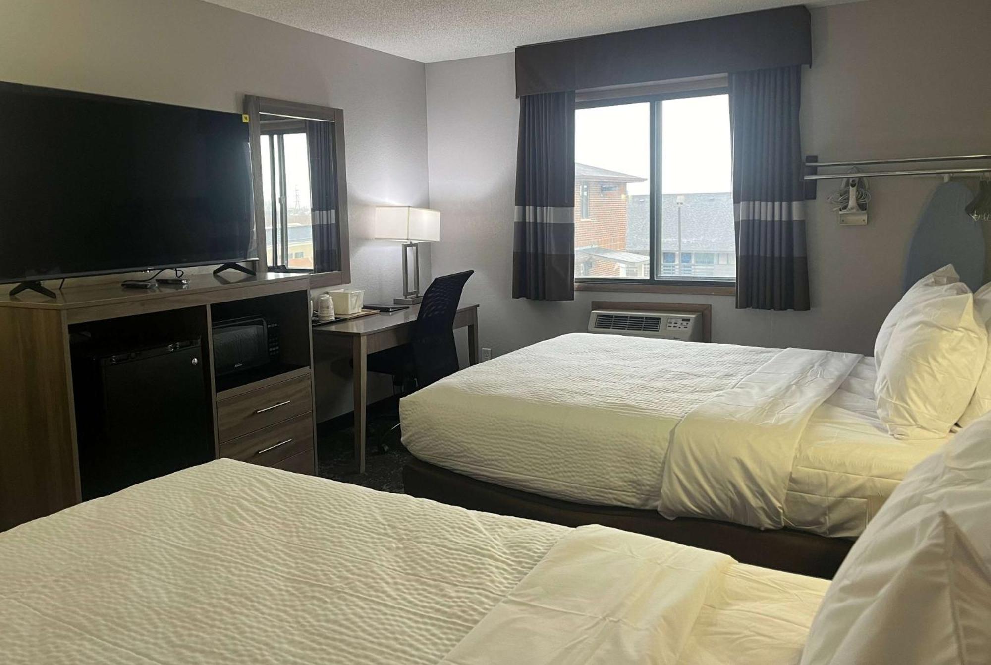 Ramada By Wyndham Cedar Rapids South Hotel Bagian luar foto
