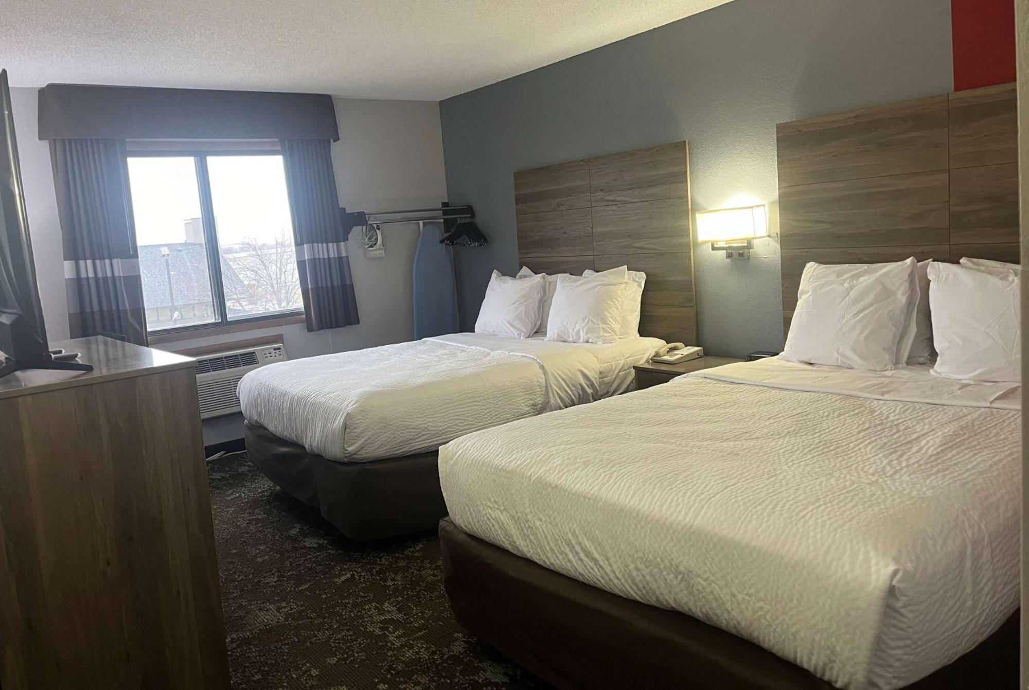Ramada By Wyndham Cedar Rapids South Hotel Bagian luar foto