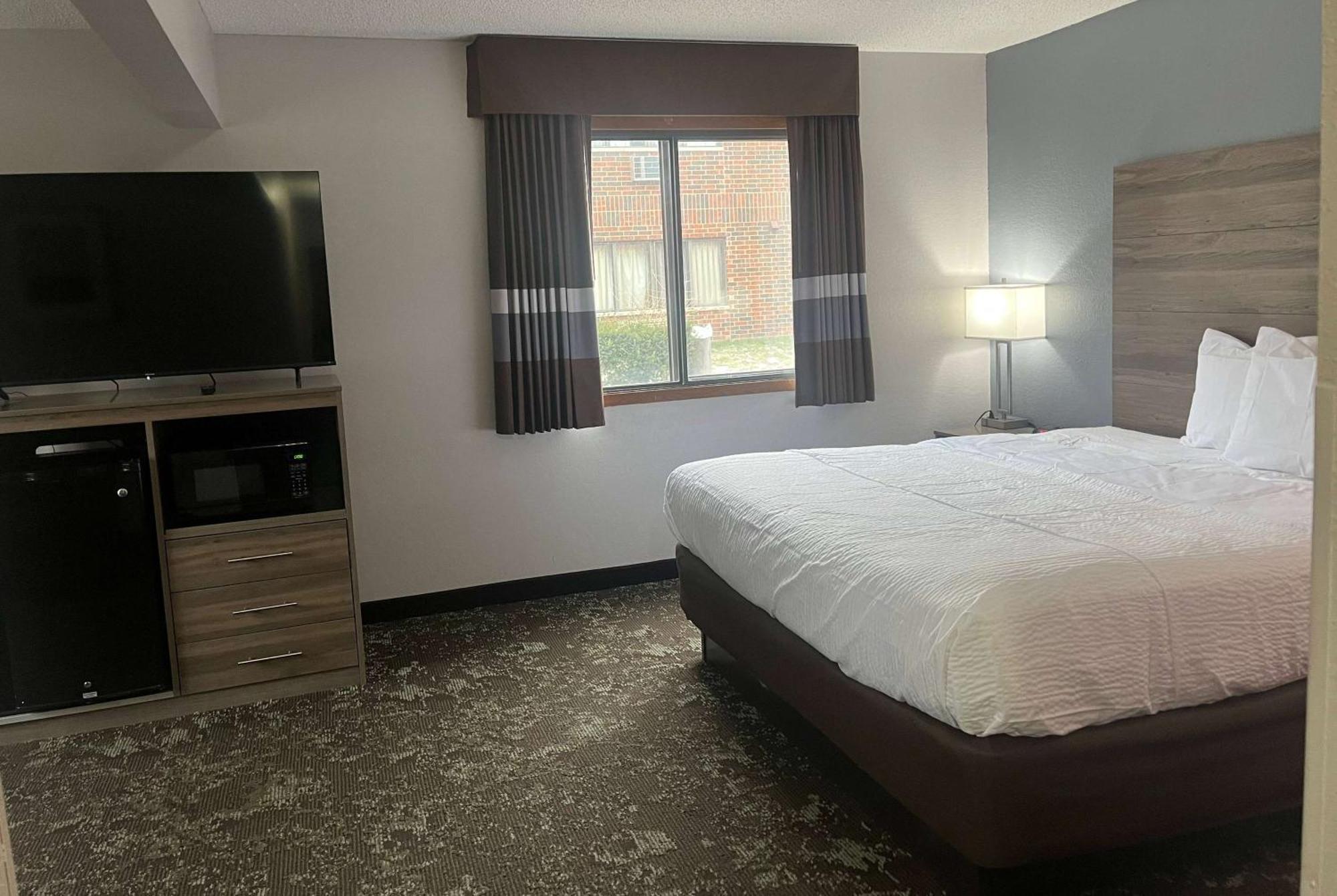 Ramada By Wyndham Cedar Rapids South Hotel Bagian luar foto