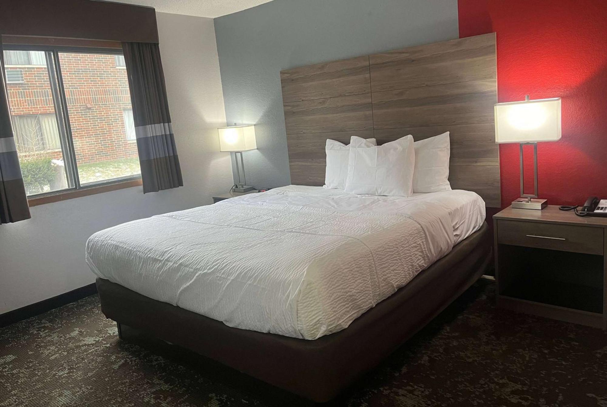 Ramada By Wyndham Cedar Rapids South Hotel Bagian luar foto