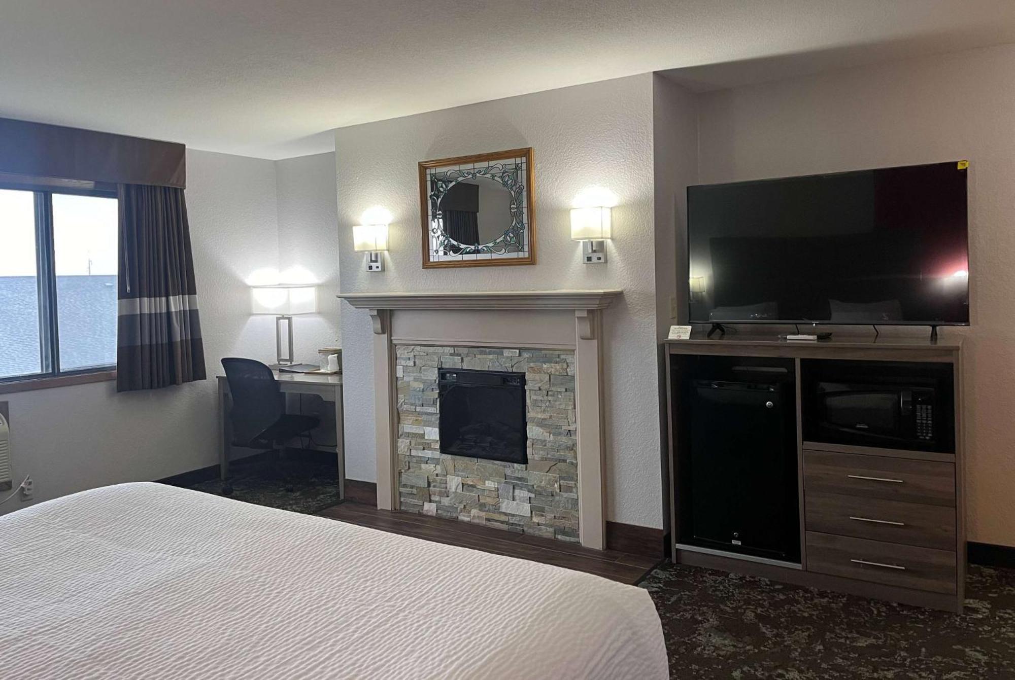 Ramada By Wyndham Cedar Rapids South Hotel Bagian luar foto