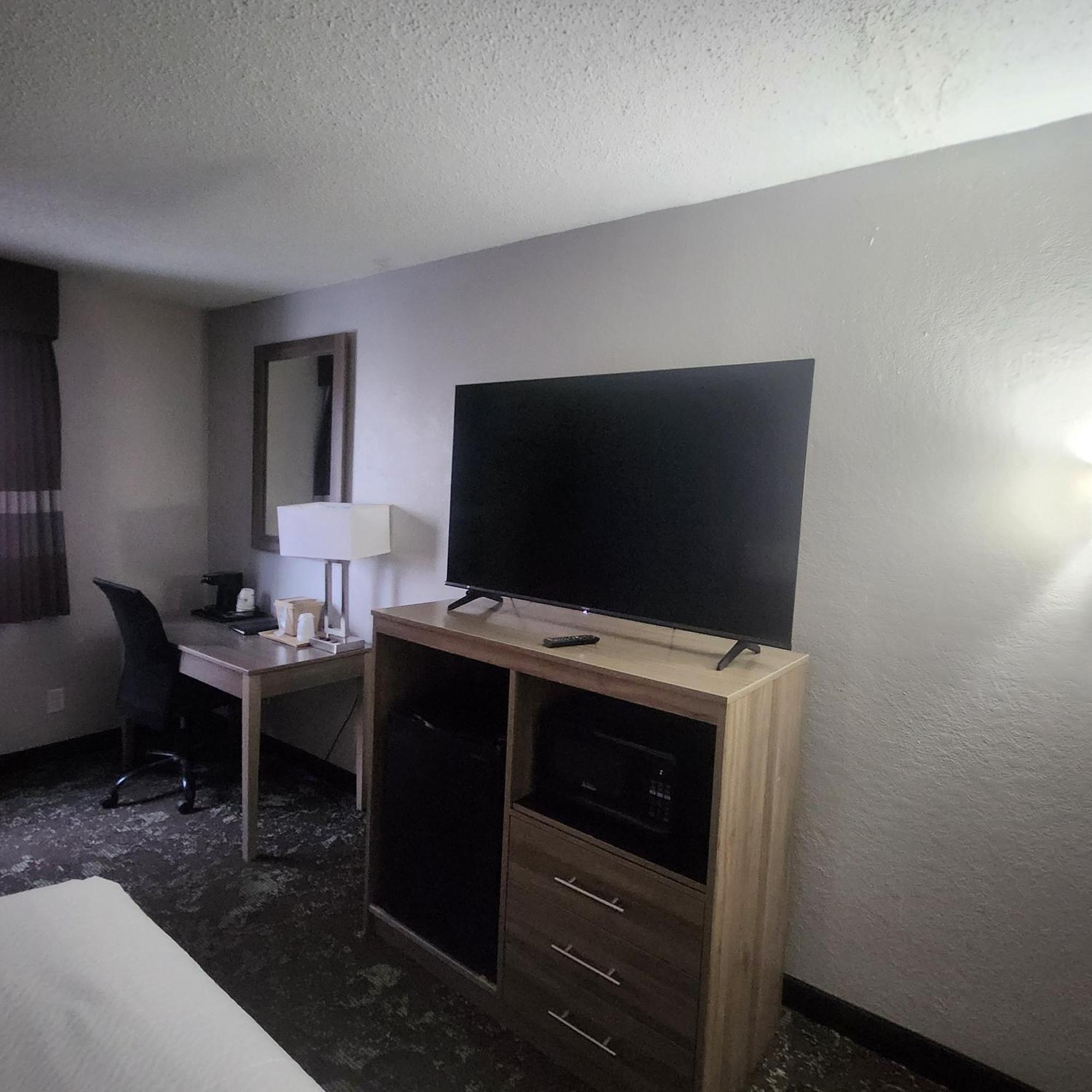 Ramada By Wyndham Cedar Rapids South Hotel Bagian luar foto