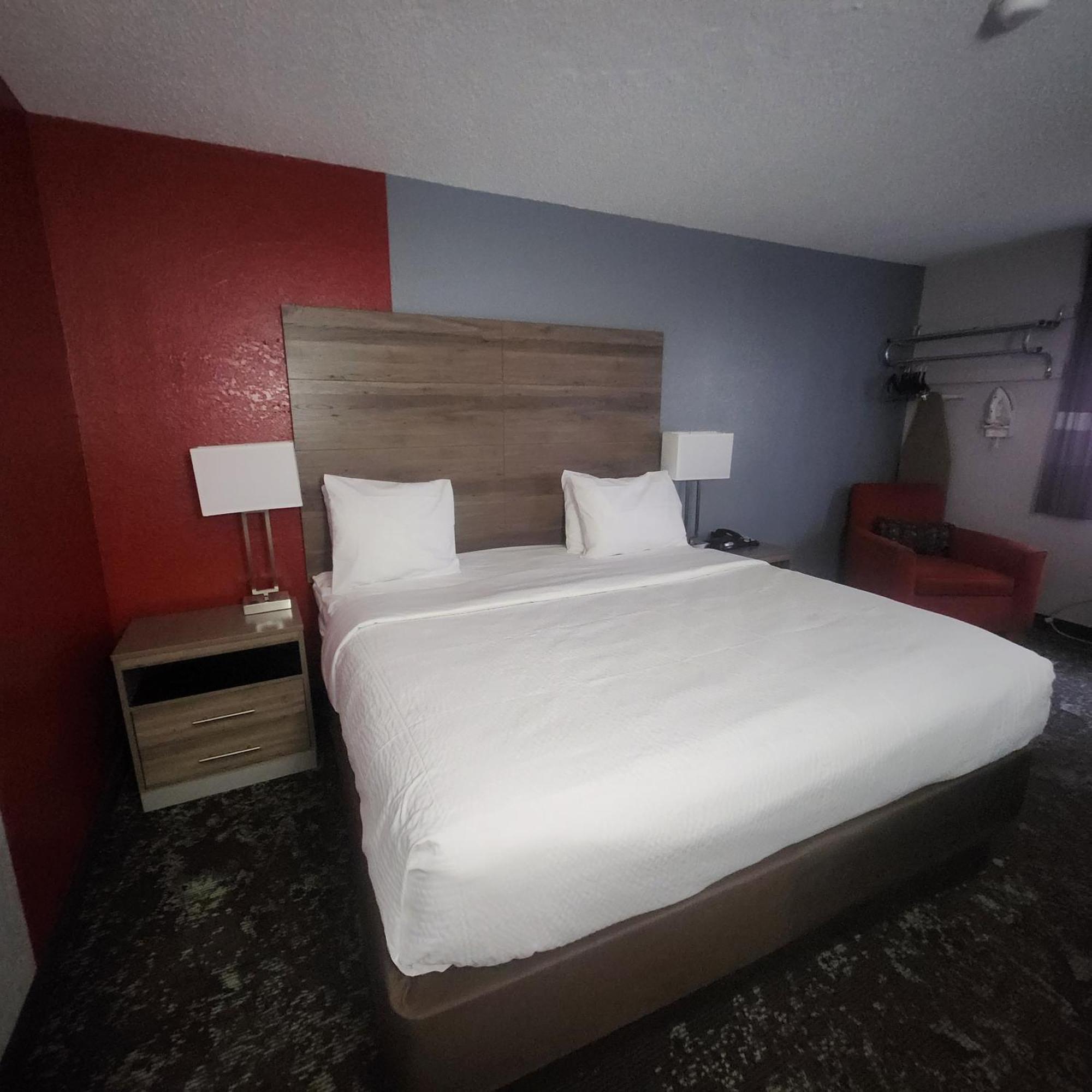 Ramada By Wyndham Cedar Rapids South Hotel Bagian luar foto