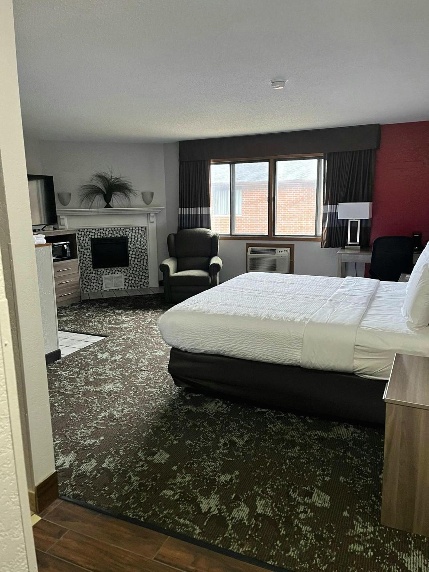 Ramada By Wyndham Cedar Rapids South Hotel Bagian luar foto