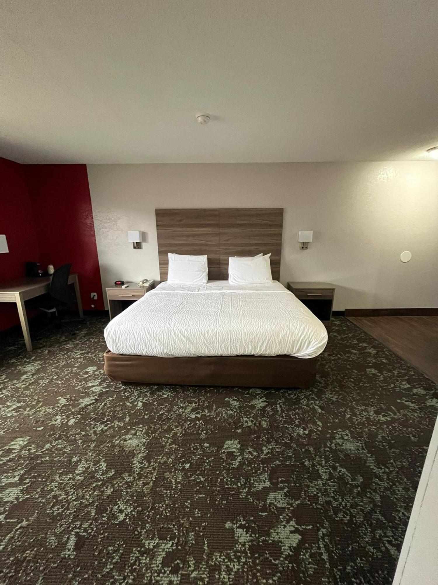 Ramada By Wyndham Cedar Rapids South Hotel Bagian luar foto