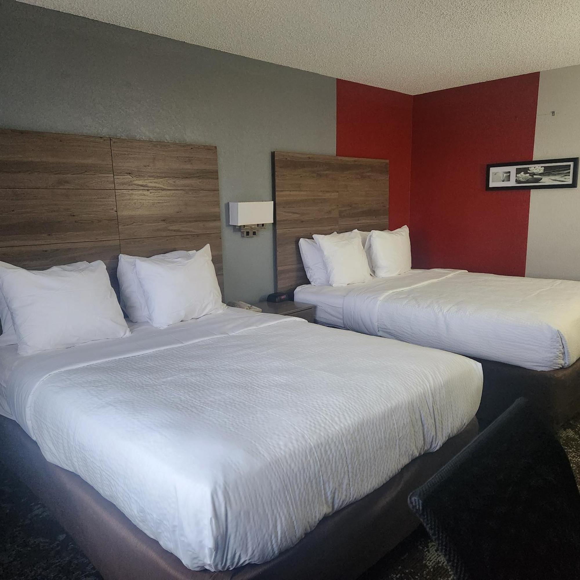 Ramada By Wyndham Cedar Rapids South Hotel Bagian luar foto