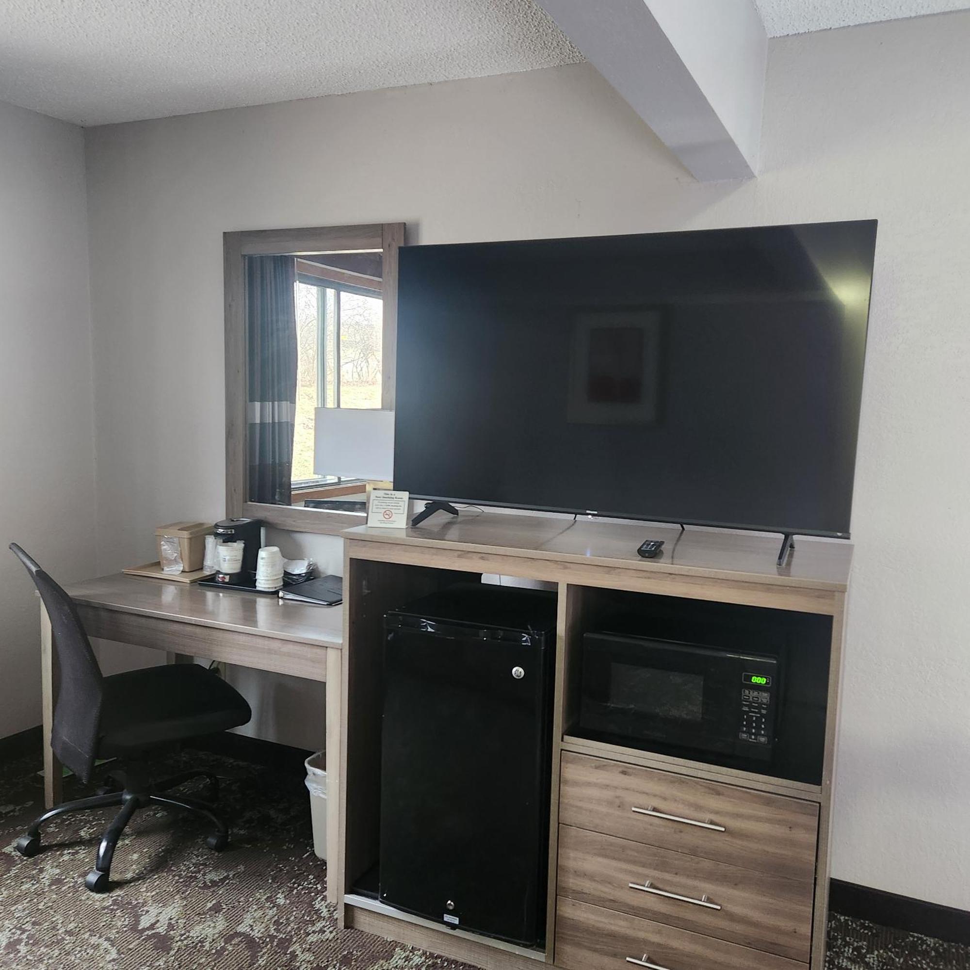Ramada By Wyndham Cedar Rapids South Hotel Bagian luar foto