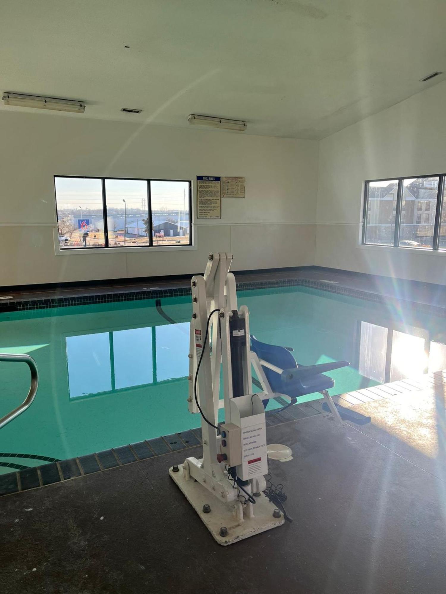 Ramada By Wyndham Cedar Rapids South Hotel Bagian luar foto