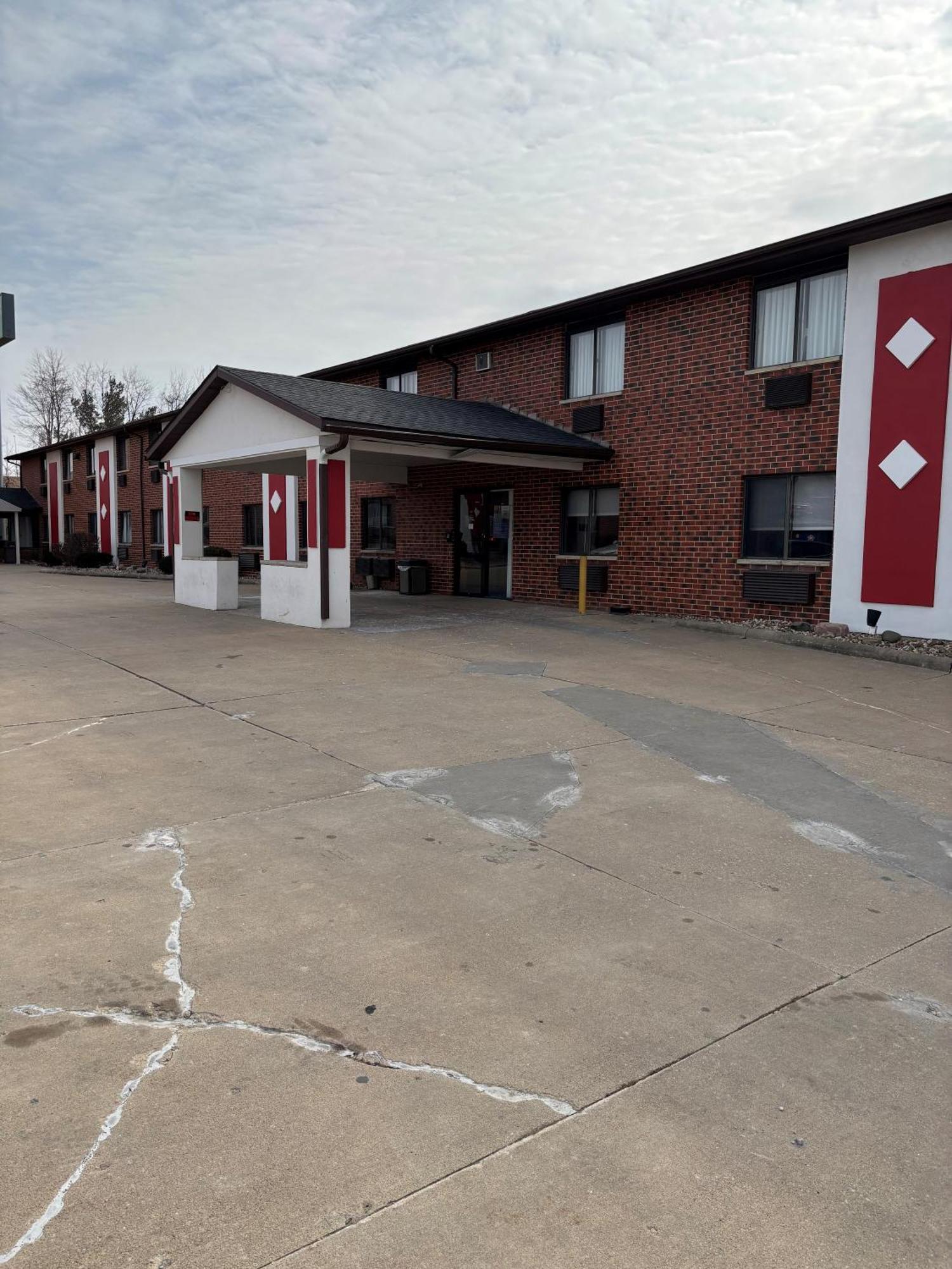 Ramada By Wyndham Cedar Rapids South Hotel Bagian luar foto