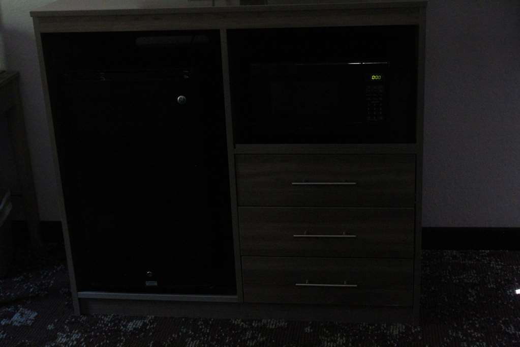 Ramada By Wyndham Cedar Rapids South Hotel Ruang foto